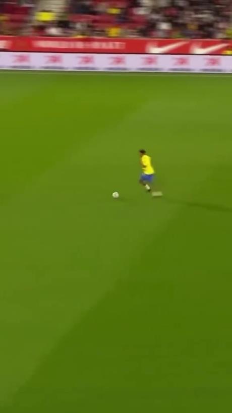 45歲還開(kāi)掛！小羅再現(xiàn)牛尾巴過(guò)人，微笑單挑門(mén)將輕松打進(jìn)